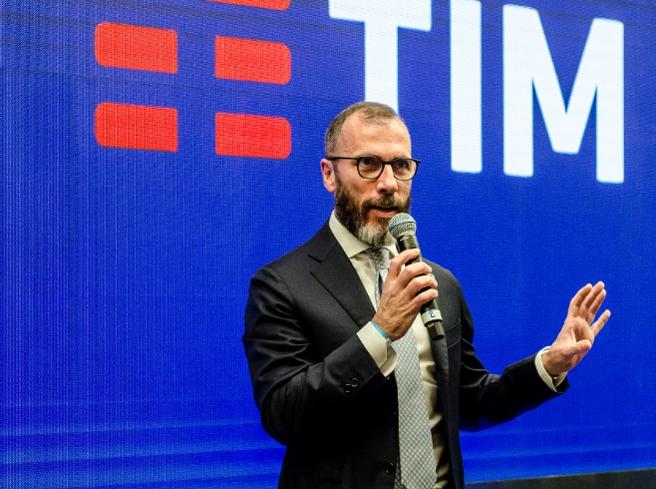 Tim, Luigi Gubitosi lascia la direzione generale. Al suo posto Pietro Labriola