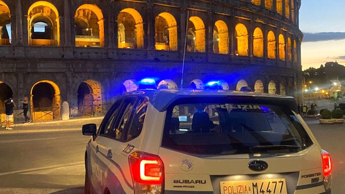 Roma, due giovani turisti statunitensi ubriachi si arrampicano al secondo anello del Colosseo: denunciati e multati
