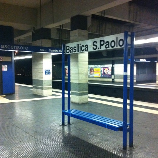 Roma, alla fermata della metro B San Paolo un uomo ha preso due paletti in metallo e li ha lanciati sui binari e poi è fuggito