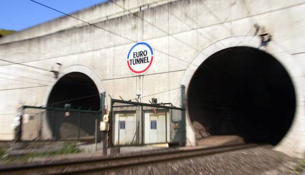 I pescatori francesi hanno liberato l’ingresso del tunnel della Manica dal lato francese dopo averlo bloccato per circa due ore