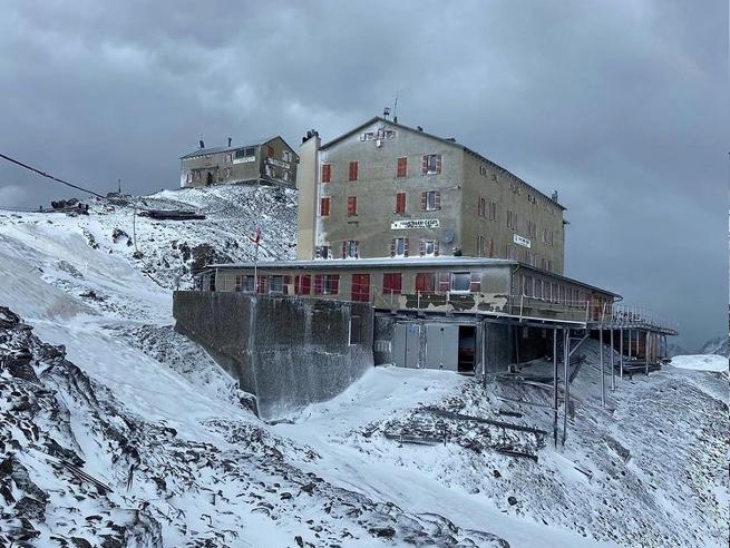 Lombardia, a rischio lo storico rifugio dello Stelvio: per lo scioglimento dei ghiacci dovrà essere abbattuto e ricostruirlo più in alto