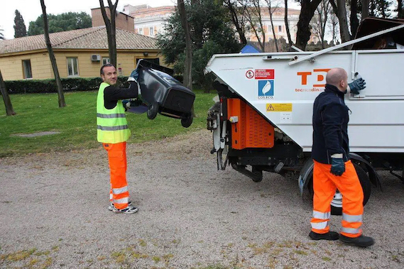 Roma, sull’emergenza rifiuti linea dura dell’Ama: sospese tutte le ferie sino a gennaio