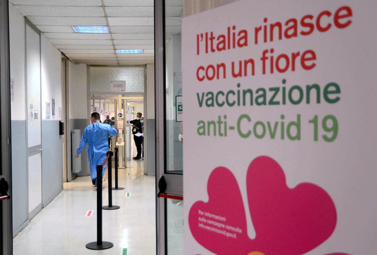 Covid, l’appello del sottosegretario Costa agli italiani: “Fate la terza dose del vaccino”