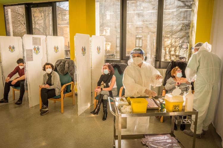 Covid, l’annuncio del ministro Speranza: “Terza dose vaccino anti-covid dopo 5 mesi, c’è il via libera”