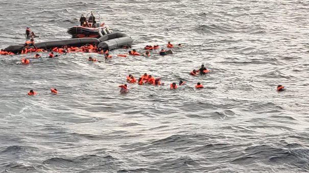 Migranti, nuova strage a largo della Libia: oltre 75 persone sono affogate. Salvate in 15