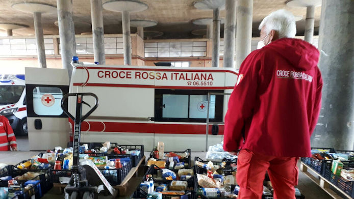 Povertà a Roma, la Croce Rossa assiste circa 400 persone a settimana con aiuti alimentari: sabato 13 al via una raccolta straordinaria