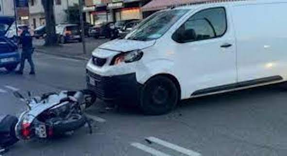 Roma, incidente in via Salaria: muore un 53enne su uno scooter travolto da un furgone
