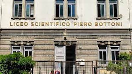 Milano, al liceo scientifico Bottoni un professore rifiuta di fare lezione per via di alcuni studenti travestiti da donne
