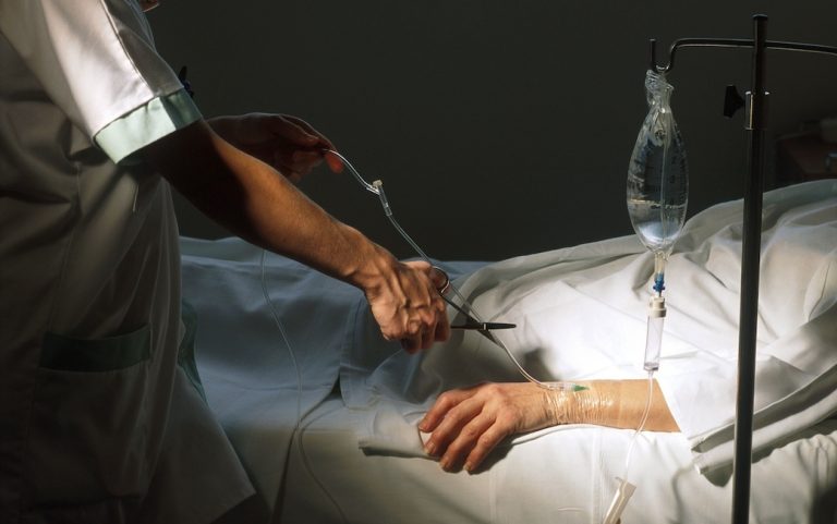 Un 43enne paziente marchigiano tetraplegico è “il primo malato a ottenere il via libera al suicidio medicalmente assistito in Italia”