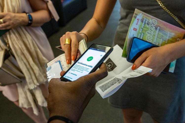 Covid, sul “Green pass rafforzato” oggi incontro tra il Governo e le Regioni