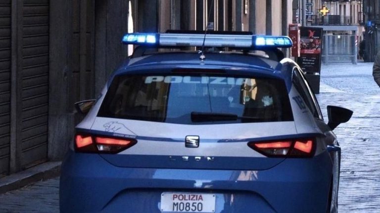 Ostia, donna di 77 anni uccisa a colpi di fucile: la polizia ha fermato il marito trovato in stato confusionale con l’arma accanto