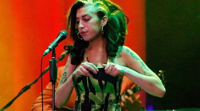 California: venduti all’asta alcuni abiti di scena della cantante Amy Winehouse per oltre 230mila euro