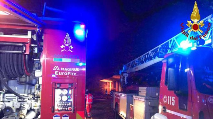 Roma, incendio tra le baracche vicino la stazione La Celsa in via Flaminia: feriti tre rumeni