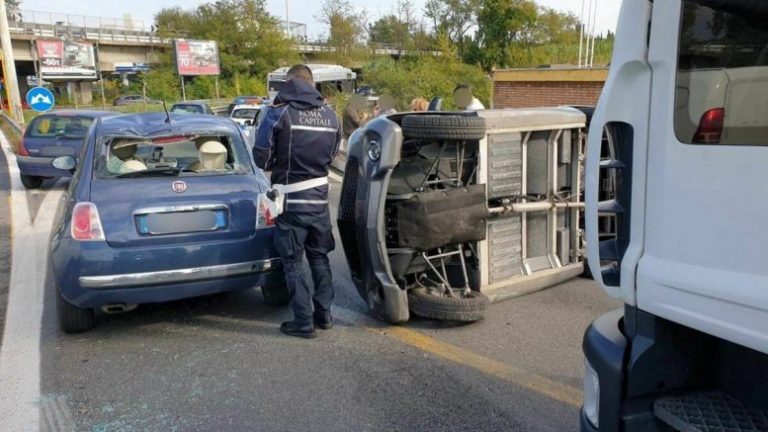 Roma, alla Magliana un’auto è precipitata da un camion bisarca finendo su un’altra vettura in transito: per un miracolo nessun ferito