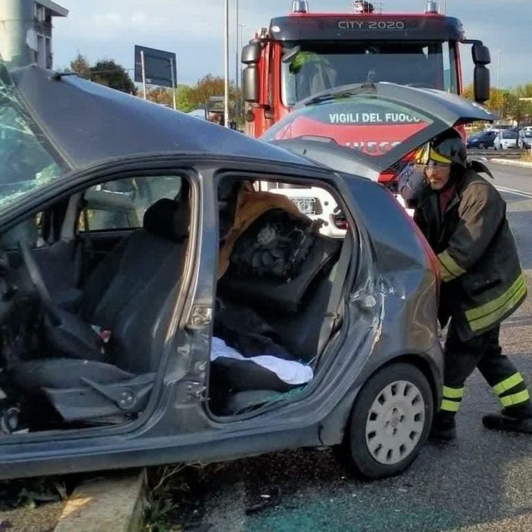 Roma, a Tor Vergata un’auto si schianta contro un palo della luce: ferito gravemente il conducente
