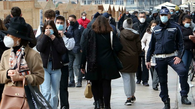 Covid, l’appello dell’Anci: “Chiediamo le mascherine obbligatorie all’aperto dal 6 dicembre al 15 gennaio