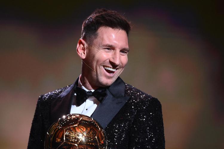 Calcio, Lionel Messi si aggiudica il Pallone d’Oro 2021: è la settima volta