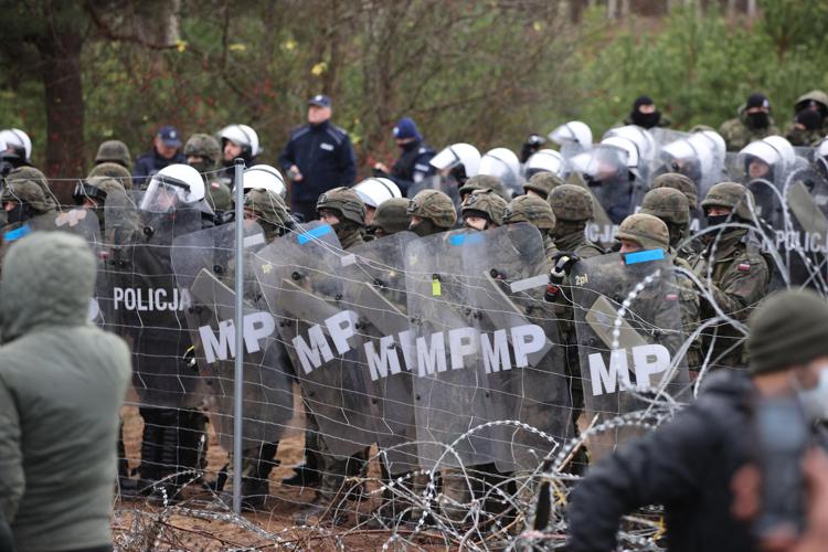 Migranti, tensione tra la Polonia e la Bielorussia: migliaia di persone bloccate ai confini