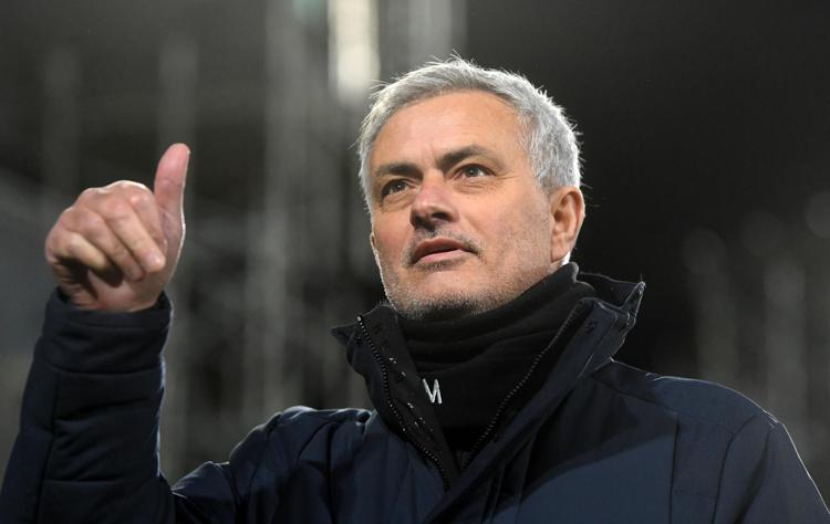 Calcio, Mourinho torna a sorridere: la Roma vince a Marassi contro il Genoa 2 a 0