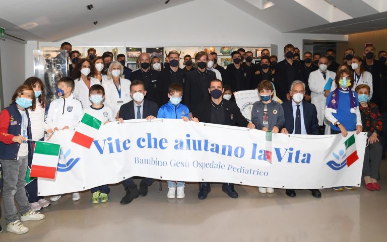 Roma, la Nazionale di Calcio in visita ai ricoverati dell’Ospedale Pediatrico Bambino Gesù