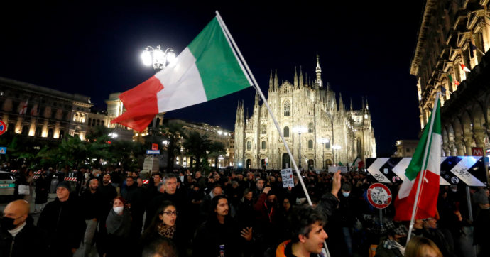 Milano, tensione al corteo “No Green pass”: identificate 100 persone e dieci di loro sono state denunciate