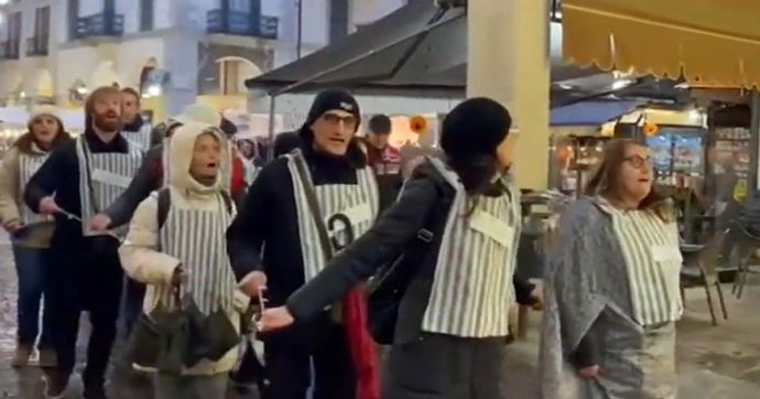 Novara, sospesa un’infermiera non vaccinata che aveva partecipato al corteo con le pettorine dei deportati nei lager