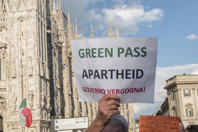 Milano, ostacolò un giornalista di La7 durante un corteo “No Green pass”: indagato un manifestante