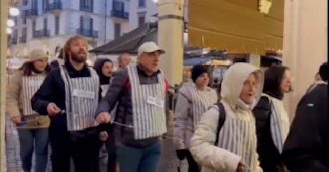 Novara, sfilata choc dei “no Green pass” vestiti come i deportati di Aschwitz