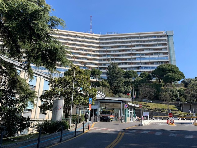 Genova, all’ospedale San Martino sospesi tre medici no vax senza Green pass