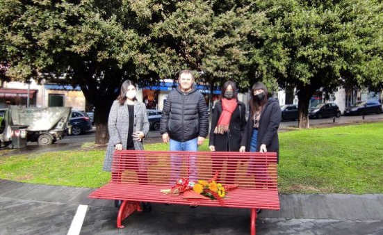 Belardinelli e Piergentili: “Fiori sulla panchina rossa per le vittime di femminicidio”
