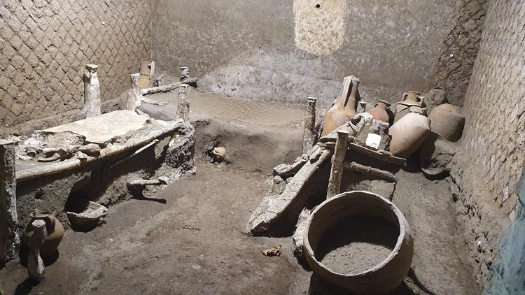 Pompei: dagli scavi della villa di Civita Giuliana emerge un nuovo ambiente in eccezionale stato di conservazione: la stanza degli schiav