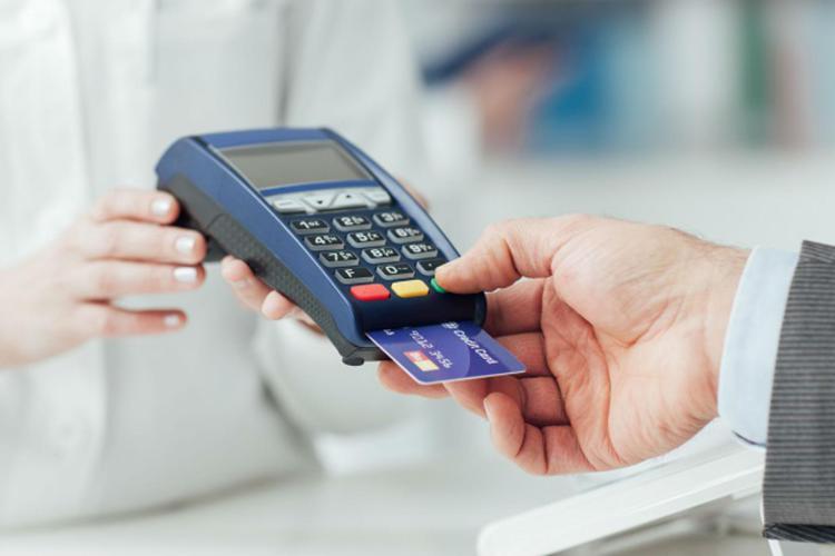 Giro di vite sul Pos: multe per i negozianti che non lo usano per effettuare i pagamenti con bancomat e carte di credito