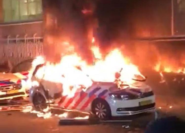 Covid, violente proteste in Olanda contro il lockdown a Rotterdam: sette feriti e decine di arresti