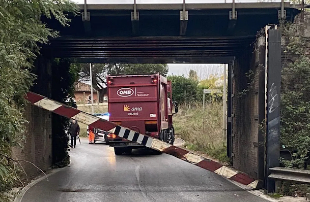 Roma, cade una trave dal ponte ferroviario in via delle Capannelle