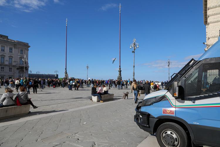 Trieste, alta tensione per il corteo no Green pass. L’ultimatum della Questura: “Arresto per chi infrangerà le regole”