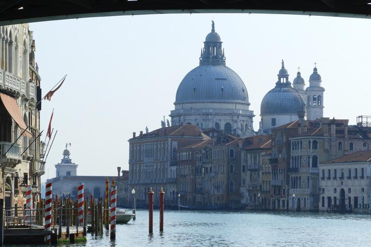 Covid, a Venezia mascherina obbligatoria anche all’aperto per le manifestazioni di Natale
