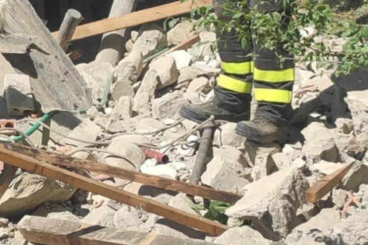 San Felice a Cancello (Caserta): crolla una palazzina, si cercano due anziani sotto le macerie