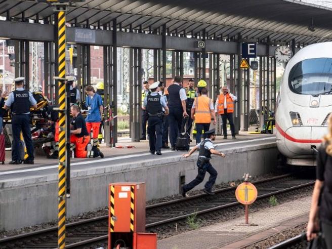 Germania, 27enne arabo ferisce tre persone a colpi di coltello su un treno diretto a Norimberga