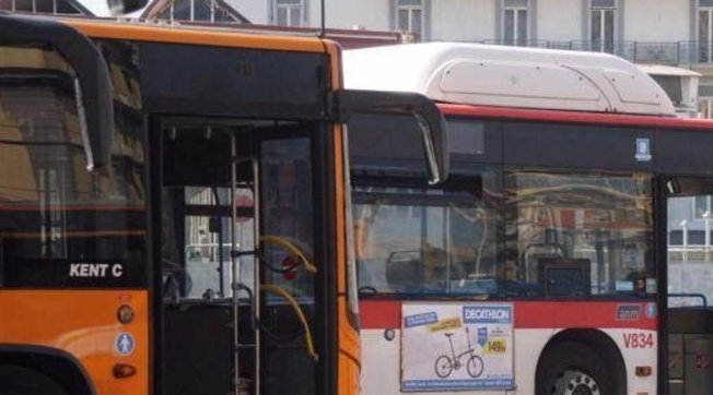Napoli, un uomo sale su un autobus senza mascherina e aggredisce il conducente