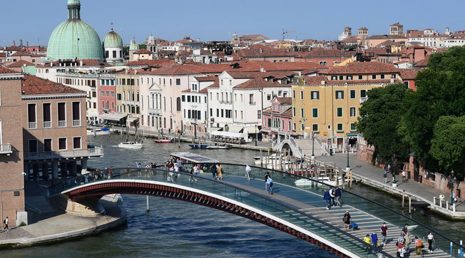 Venezia, la pavimentazione del ponte Calatrava è scivolosa: il vetro verrà sostituito dalla pietra