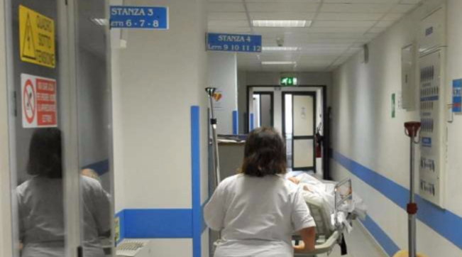 Covid: La questura di Pordenone ha sventato l’occupazione della Direzione sanitaria dell’Ospedale civile da parte di alcune decine di esponenti No Vax
