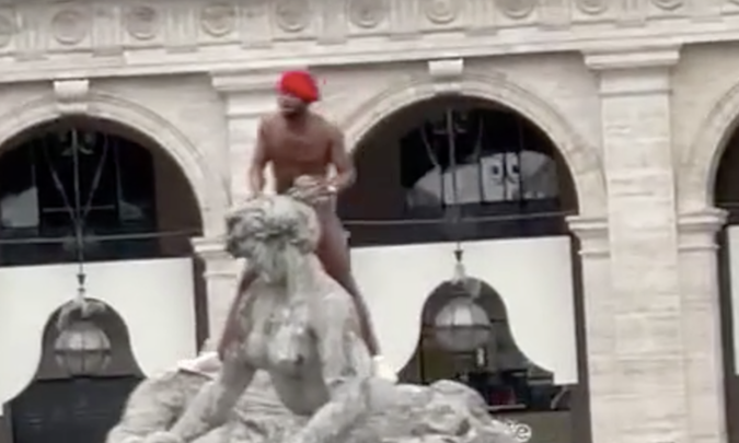 Roma, ragazzo nudo si fa il bagno alla fontana di piazza della Repubblica. E’ stato poi fermato dalla polizia