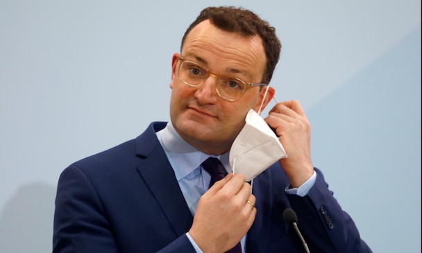 Covid, in Germania il ministro della Salute Spahn: “Lockdown per i non vaccinati”