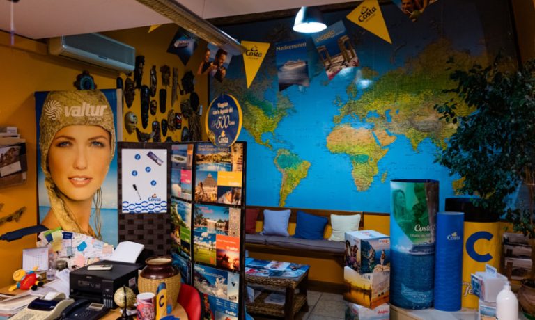 Turismo, il devastante impatto della pandemia: a rischio 13mila imprese del settore e crollo del fatturato di oltre 3 miliardi