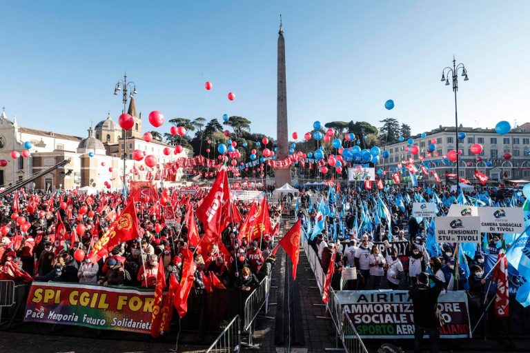 Roma, piazza del Popolo gremita dei lavoratori della Cgil e della Uil: “Insieme per la giustizia”