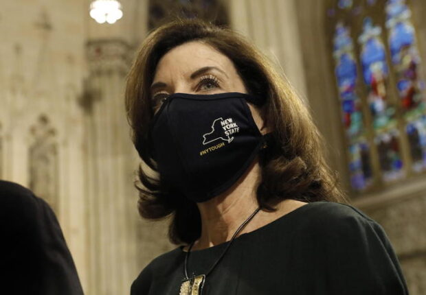 Covid, a New York torna obbligatoria la mascherina nei luoghi al chiuso