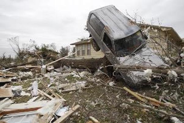 Apocalisse in cinque Stati Usa: i tornado causano la morte di oltre 100 persone. Danni gravissimi a case e capannoni