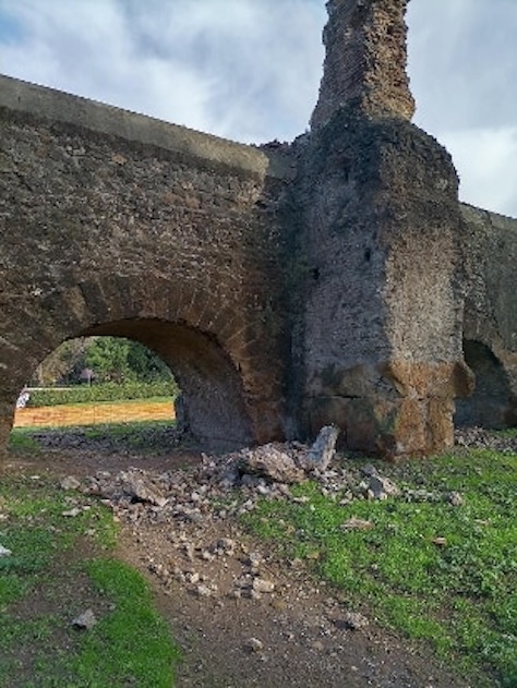 Roma, è crollata una parte del pinnacolo dell’Acquedotto Marcio al quartiere Tuscolano