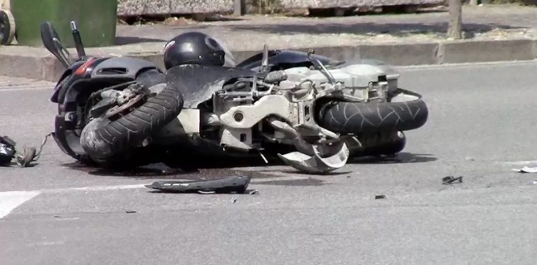 Roma, sulla via Tuscolana motociclista 51enne muore dopo essersi schiantato contro un palo della luce