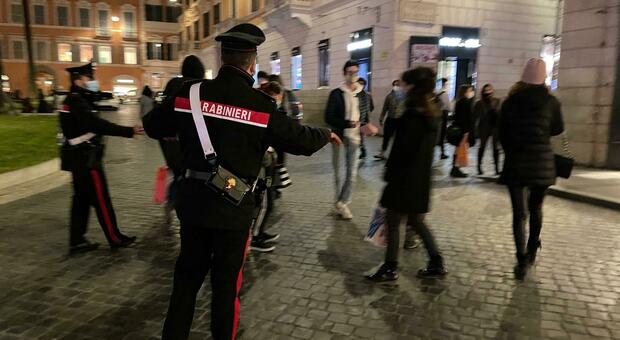 Roma, controlli delle forze dell’ordine contro gli assembramenti nelle vie dello shopping: 2 multe, controllati 44 negozi e 806 persone